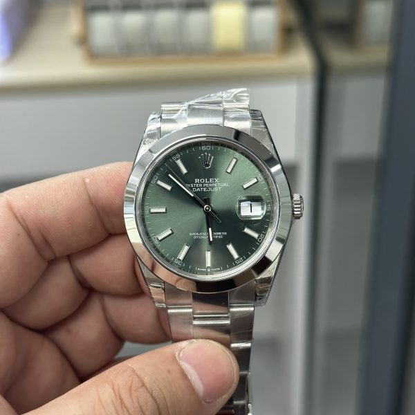 VS Factory Rolex Datejust 41mm Mint Green Sunburst Dial Smooth Bezel Oyster Bracelet (126300) — detail view 1