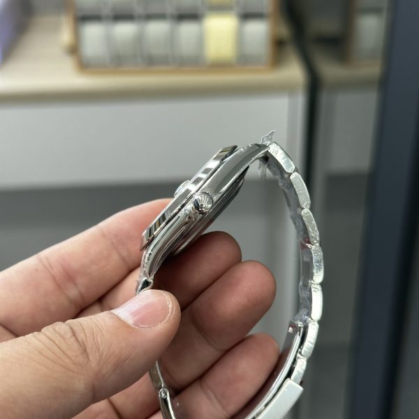 VS Factory Rolex Datejust 41mm Mint Green Sunburst Dial Smooth Bezel Oyster Bracelet (126300) — detail view 6