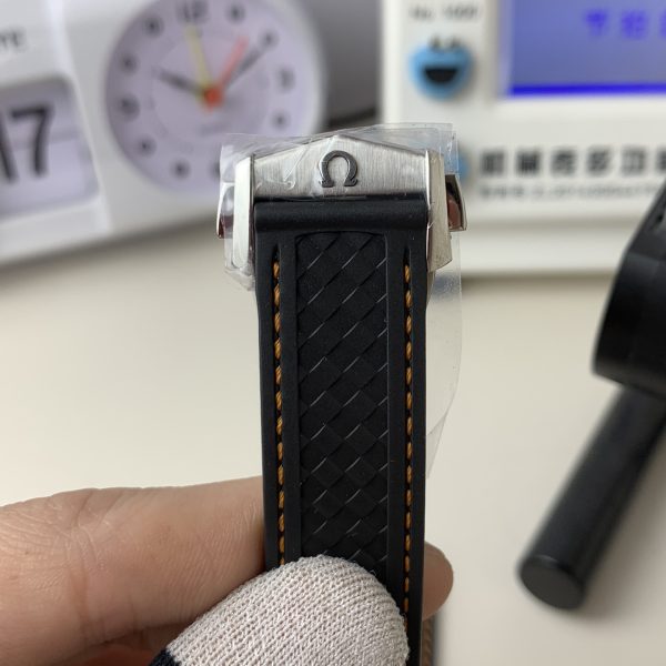 VS Factory Omega Seamaster Aqua Terra 150M 41mm White Dial Orange Rubber Strap (220.12.41.21.02.002) — detail view 5