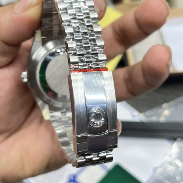 VS Factory Rolex Datejust 41mm Green Fluted Motif Dial Smooth Bezel Jubilee Bracelet (126300) — detail view 6