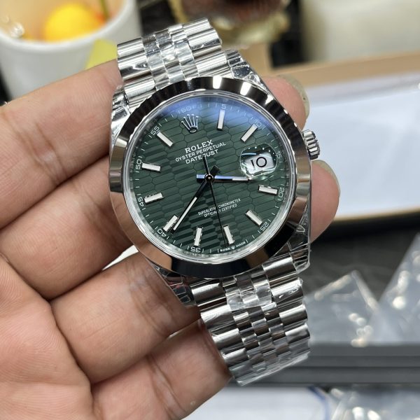 VS Factory Rolex Datejust 41mm Green Fluted Motif Dial Smooth Bezel Jubilee Bracelet (126300) — detail view 5