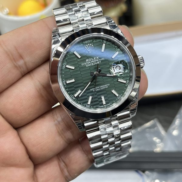 VS Factory Rolex Datejust 41mm Green Fluted Motif Dial Smooth Bezel Jubilee Bracelet (126300) — detail view 4