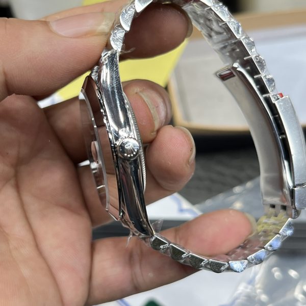 VS Factory Rolex Datejust 41mm Green Fluted Motif Dial Smooth Bezel Jubilee Bracelet (126300) — detail view 7