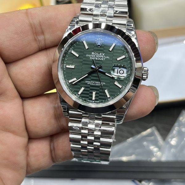 VS Factory Rolex Datejust 41mm Green Fluted Motif Dial Smooth Bezel Jubilee Bracelet (126300) — detail view 2