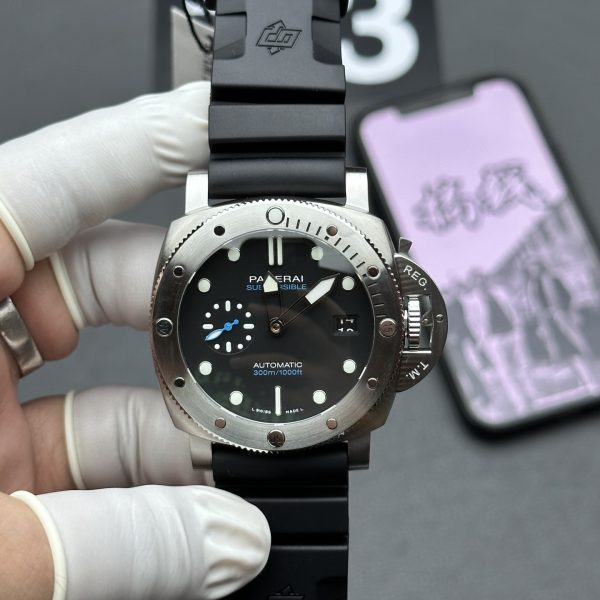 VS Factory Panerai Submersible QuarantaQuattro 44mm Black/Blue PAM01229 — detail view 1