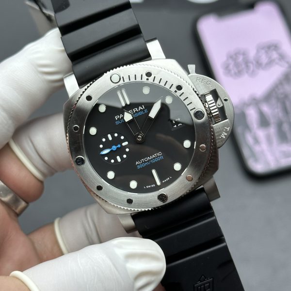 VS Factory Panerai Submersible QuarantaQuattro 44mm Black/Blue PAM01229 — detail view 2