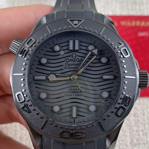 VS Factory Omega Seamaster Diver 300M 43.5mm “Black Black” Full Ceramic (210.92.43.20.01.003) — detail view 2
