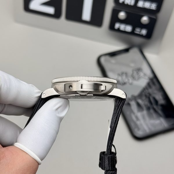 VS Factory Panerai Submersible 42mm Black Dial PAM00973 — detail view 4