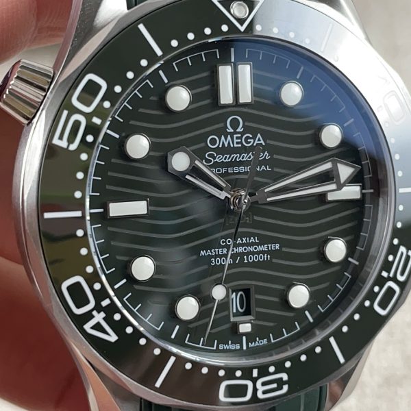 VS Factory Omega Seamaster Diver 300M “Seaweed Green” (210.32.42.20.10.001) — detail view 2
