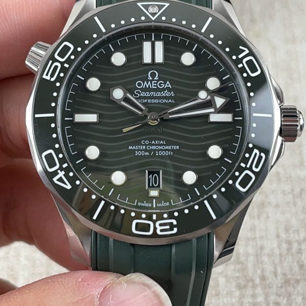 VS Factory Omega Seamaster Diver 300M “Seaweed Green” (210.32.42.20.10.001) — detail view 1