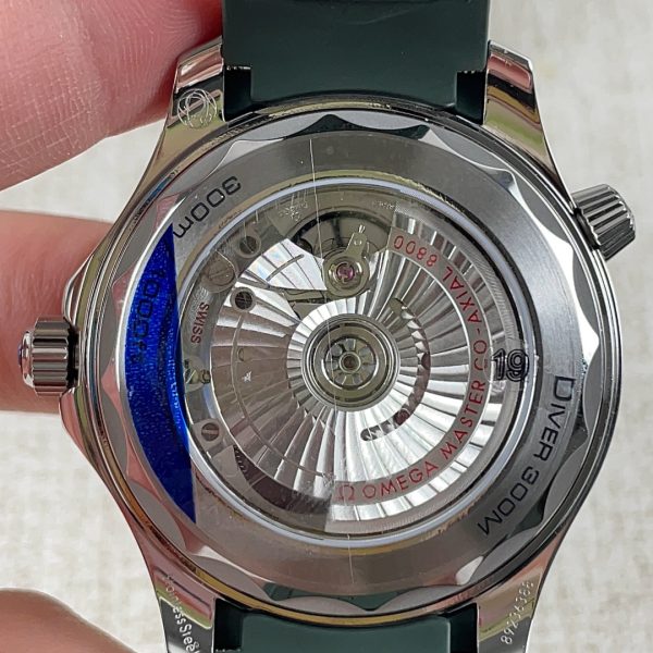 VS Factory Omega Seamaster Diver 300M “Seaweed Green” (210.32.42.20.10.001) — detail view 4