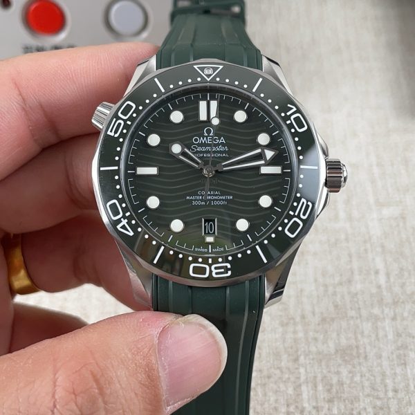 VS Factory Omega Seamaster Diver 300M “Seaweed Green” (210.32.42.20.10.001) — detail view 3