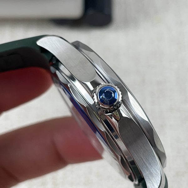 VS Factory Omega Seamaster Diver 300M “Seaweed Green” (210.32.42.20.10.001) — detail view 5