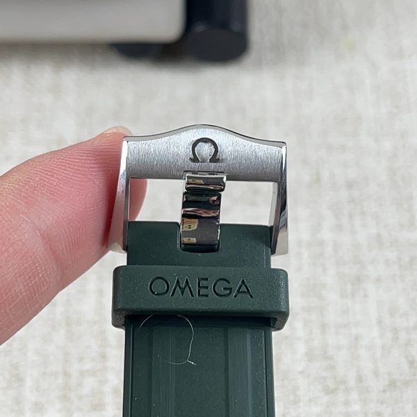 VS Factory Omega Seamaster Diver 300M “Seaweed Green” (210.32.42.20.10.001) — detail view 6