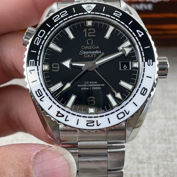 VS Factory Omega Seamaster Planet Ocean 600M GMT 43.5mm “Tai Chi” Black/White Bezel (215.30.44.22.01.001) — detail view 2