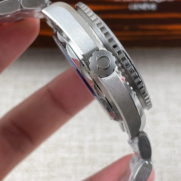 VS Factory Omega Seamaster Planet Ocean 600M GMT 43.5mm “Tai Chi” Black/White Bezel (215.30.44.22.01.001) — detail view 3