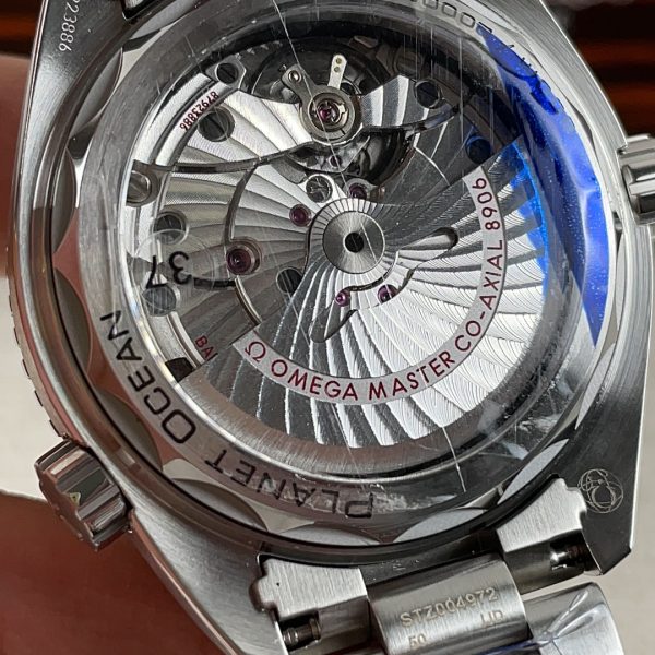 VS Factory Omega Seamaster Planet Ocean 600M GMT 43.5mm “Tai Chi” Black/White Bezel (215.30.44.22.01.001) — detail view 4