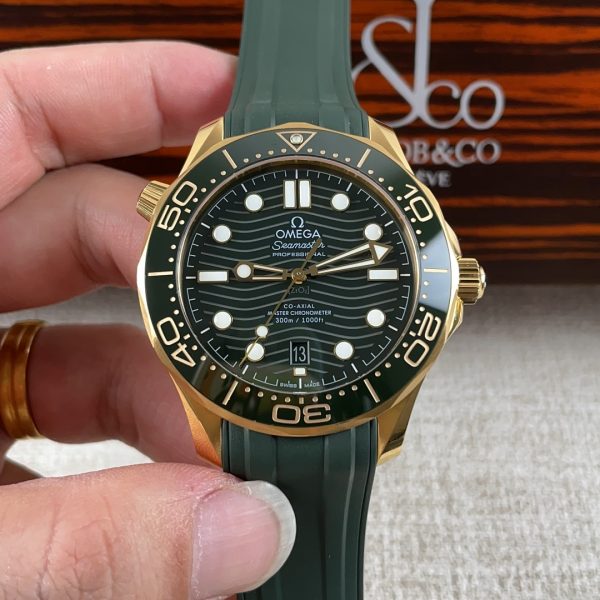 VS Factory Omega Seamaster Diver 300M “Green & Gold” (210.62.42.20.10.001) — detail view 1