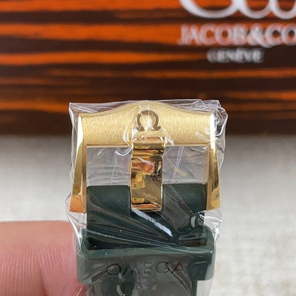 VS Factory Omega Seamaster Diver 300M “Green & Gold” (210.62.42.20.10.001) — detail view 3