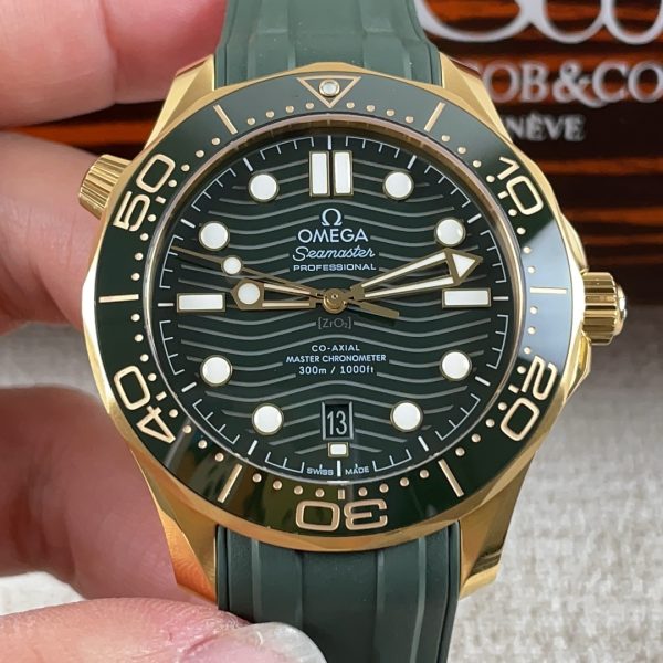 VS Factory Omega Seamaster Diver 300M “Green & Gold” (210.62.42.20.10.001) — detail view 2
