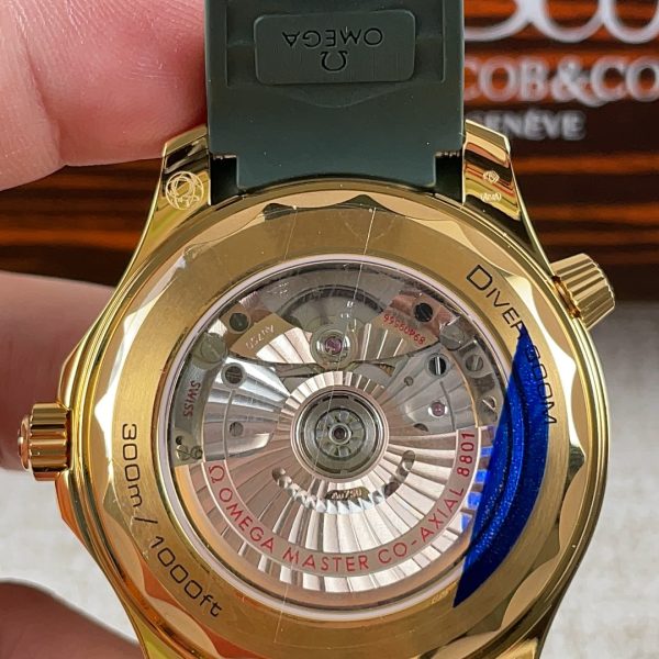 VS Factory Omega Seamaster Diver 300M “Green & Gold” (210.62.42.20.10.001) — detail view 6