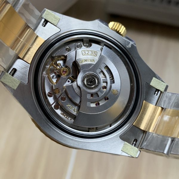 VS Factory Rolex Submariner Date “Two-Tone Black” 18K Yellow Gold 41mm (126613LN) — detail view 6