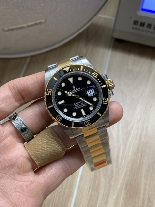 VS Factory Rolex Submariner Date “Two-Tone Black” 18K Yellow Gold 41mm (126613LN) — detail view 3