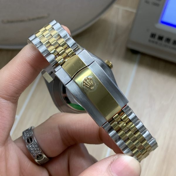 VS Factory Rolex Datejust 41mm Two-Tone Yellow Gold Champagne Dial Smooth Bezel Jubilee Bracelet (126303) — detail view 5