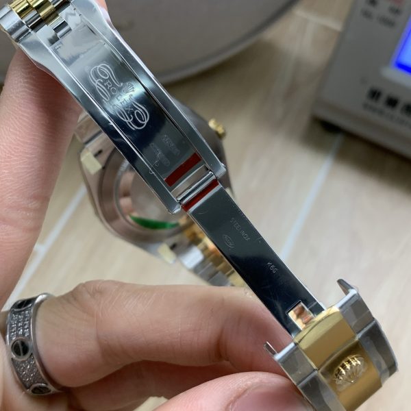 VS Factory Rolex Datejust 41mm Two-Tone Yellow Gold Champagne Dial Smooth Bezel Jubilee Bracelet (126303) — detail view 7
