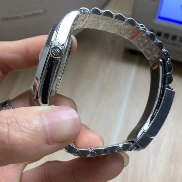 VS Factory Rolex Datejust 41mm Silver Sunburst Dial Smooth Bezel Jubilee Bracelet (126300) — detail view 6