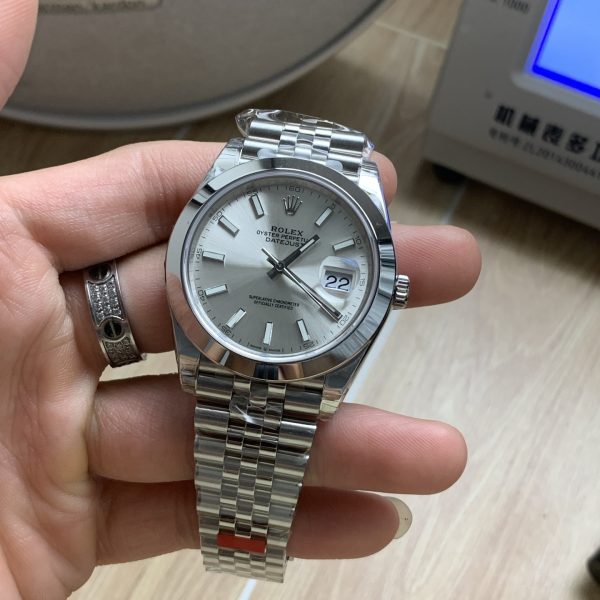 VS Factory Rolex Datejust 41mm Silver Sunburst Dial Smooth Bezel Jubilee Bracelet (126300) — detail view 2