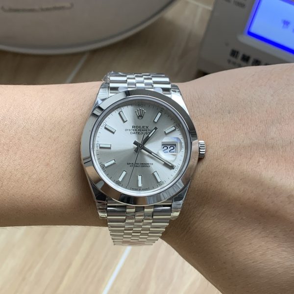 VS Factory Rolex Datejust 41mm Silver Sunburst Dial Smooth Bezel Jubilee Bracelet (126300) — detail view 4
