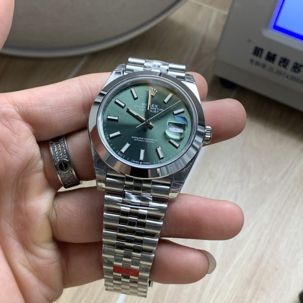 VS Factory Rolex Datejust 41mm Mint Green Sunburst Dial Smooth Bezel Jubilee Bracelet (126300) — detail view 2