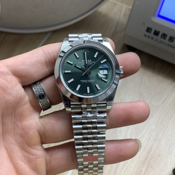 VS Factory Rolex Datejust 41mm Mint Green Sunburst Dial Smooth Bezel Jubilee Bracelet (126300) — detail view 1