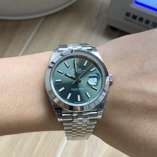 VS Factory Rolex Datejust 41mm Mint Green Sunburst Dial Smooth Bezel Jubilee Bracelet (126300) — detail view 4