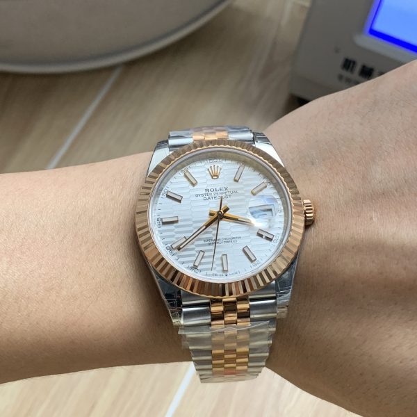 VS Factory Rolex Datejust 41mm Two-Tone Rose Gold Silver Fluted Motif Dial Jubilee Bracelet (126331) — detail view 4