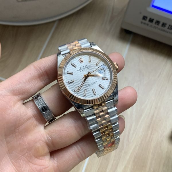 VS Factory Rolex Datejust 41mm Two-Tone Rose Gold Silver Fluted Motif Dial Jubilee Bracelet (126331) — detail view 3