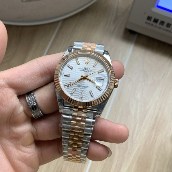 VS Factory Rolex Datejust 41mm Two-Tone Rose Gold Silver Fluted Motif Dial Jubilee Bracelet (126331) — detail view 2