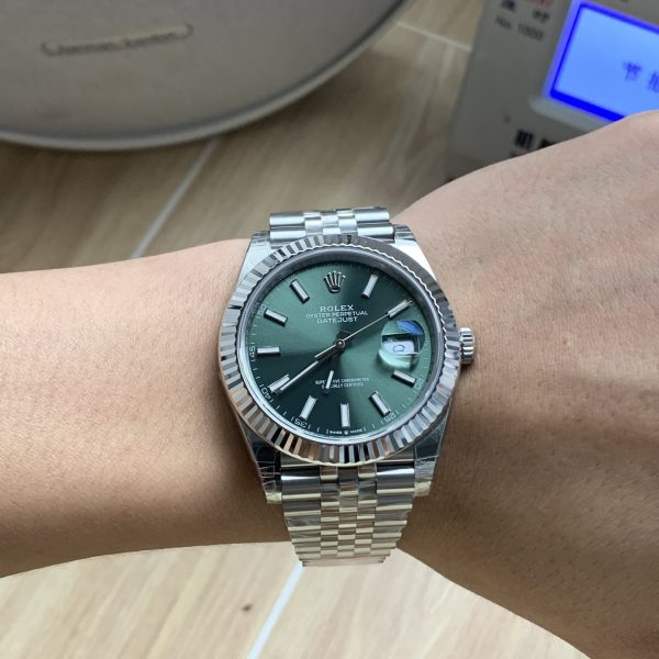 VS Factory Rolex Datejust 41mm Mint Green Sunburst Dial Fluted Bezel Jubilee Bracelet (126334) — detail view 4
