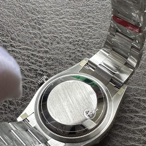VS Factory Rolex Oyster Perpetual 41mm “Pistachio Green” Dial Smooth Bezel Oyster Bracelet (124300) — detail view 7