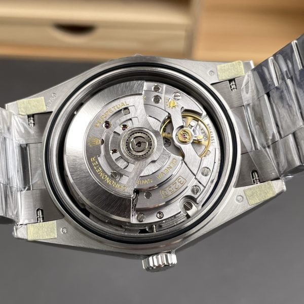 VS Factory (V2) Rolex Day-Date 40mm Blue Sunburst Roman Dial Fluted Bezel President Bracelet (228239) — detail view 6