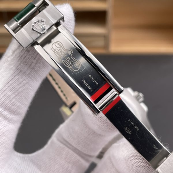 VS Factory Rolex Submariner Date “Hulk” Custom Green Leather Strap 40mm (116610LV) — detail view 8