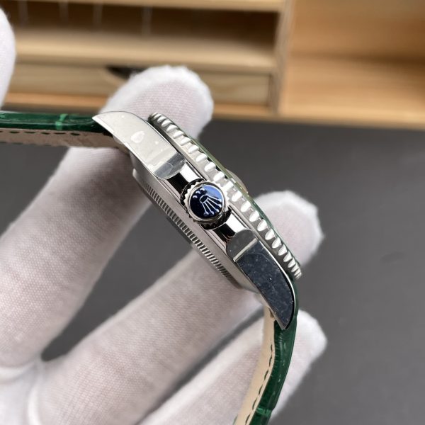 VS Factory Rolex Submariner Date “Hulk” Custom Green Leather Strap 40mm (116610LV) — detail view 5