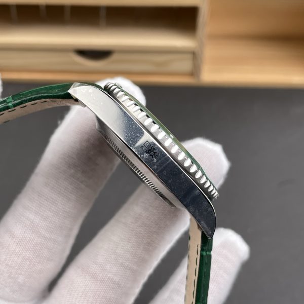 VS Factory Rolex Submariner Date “Hulk” Custom Green Leather Strap 40mm (116610LV) — detail view 6