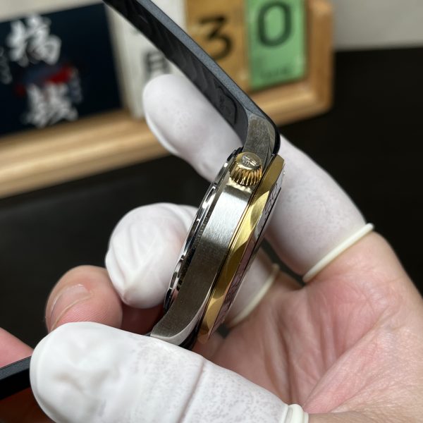 VS Factory Omega Seamaster Diver 300M 42mm Two-Tone Yellow Gold Black Dial (210.22.42.20.01.001) — detail view 5