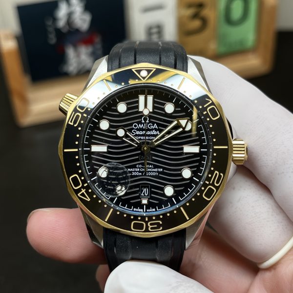 VS Factory Omega Seamaster Diver 300M 42mm Two-Tone Yellow Gold Black Dial (210.22.42.20.01.001) — detail view 1
