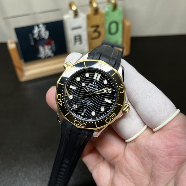 VS Factory Omega Seamaster Diver 300M 42mm Two-Tone Yellow Gold Black Dial (210.22.42.20.01.001) — detail view 2
