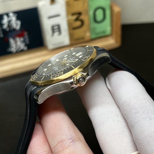 VS Factory Omega Seamaster Diver 300M 42mm Two-Tone Yellow Gold Black Dial (210.22.42.20.01.001) — detail view 3