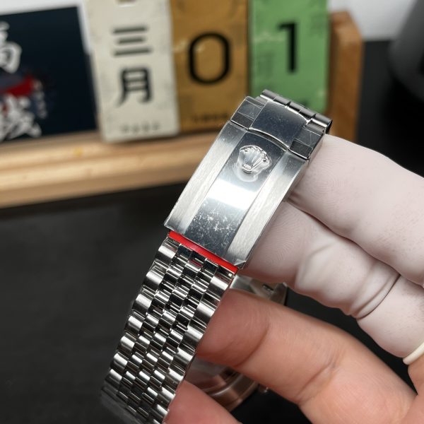 VS Factory (V2) Rolex Datejust 41mm Blue Sunburst Dial Fluted Bezel Jubilee Bracelet (126334) — detail view 4