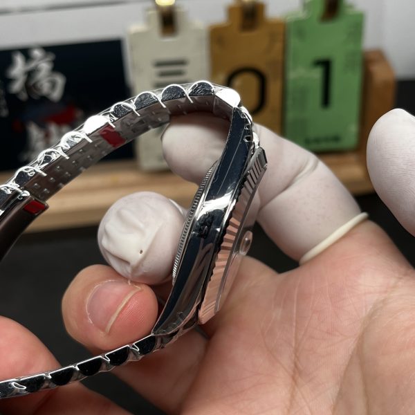 VS Factory (V2) Rolex Datejust 41mm Blue Sunburst Dial Fluted Bezel Jubilee Bracelet (126334) — detail view 5